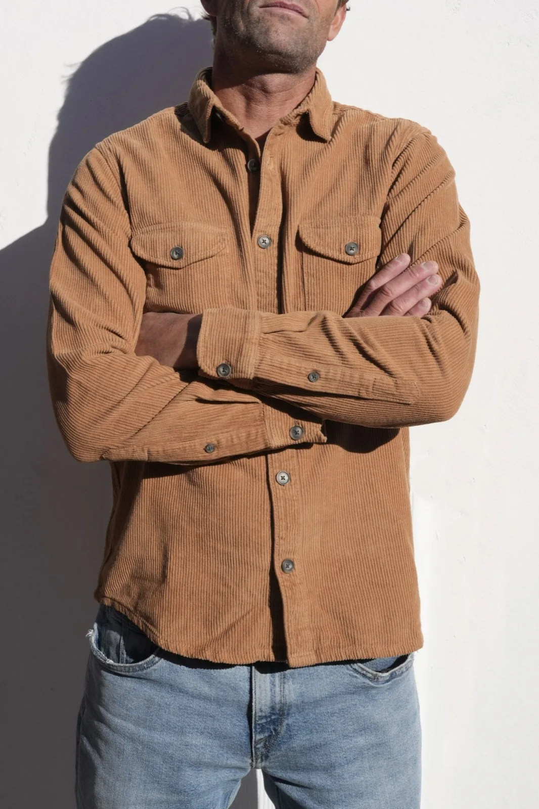 La Chemise en velours — Camel · Écusson émaillé