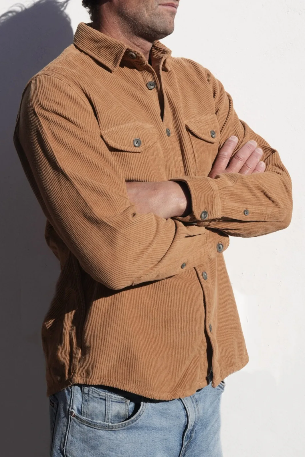 La Chemise en velours — Camel · Écusson émaillé, vue 2
