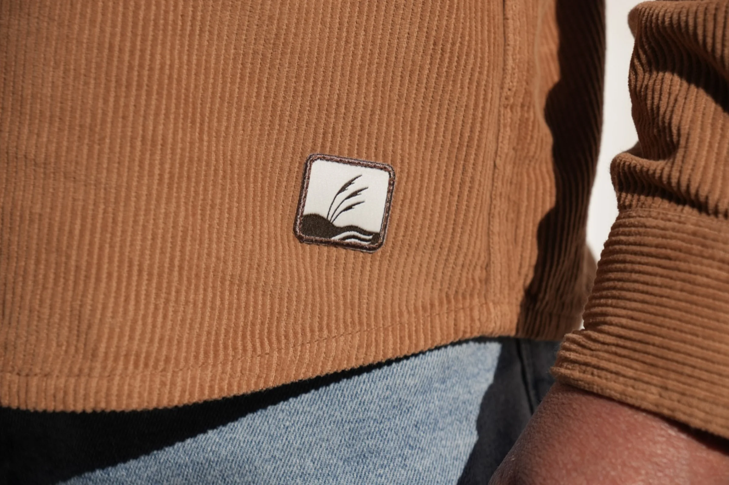 La Chemise en velours — Camel · Écusson émaillé, vue 3
