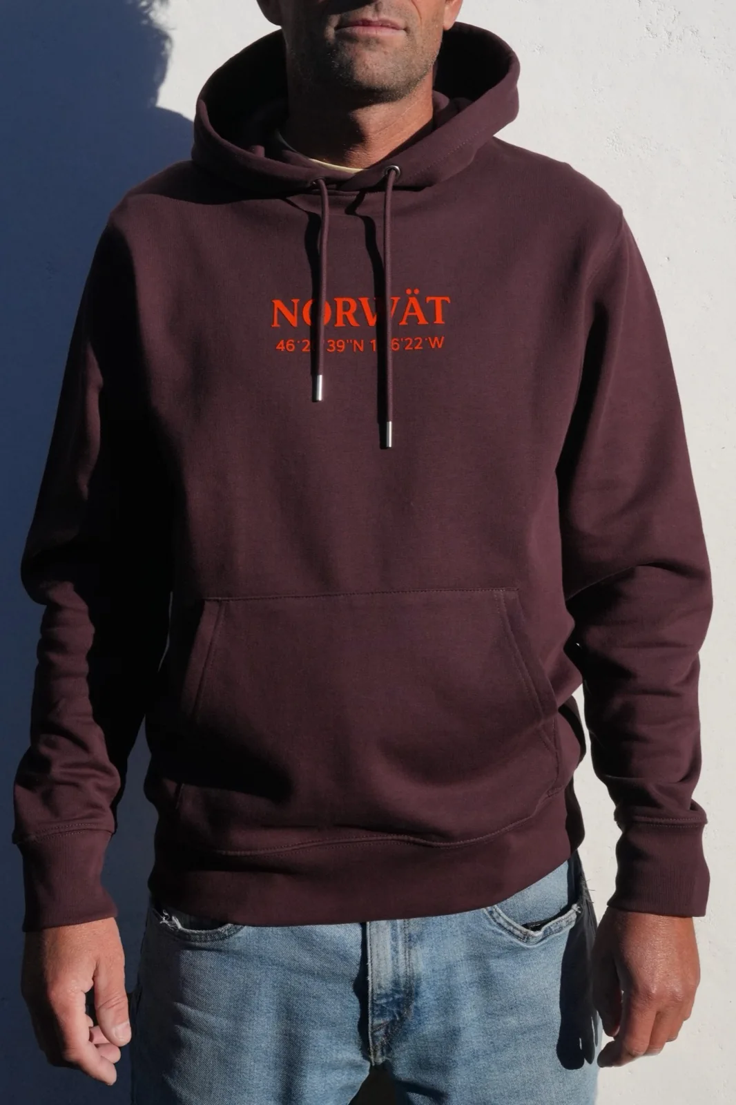 Le Sweat à capuche — Prune · Texte rouge